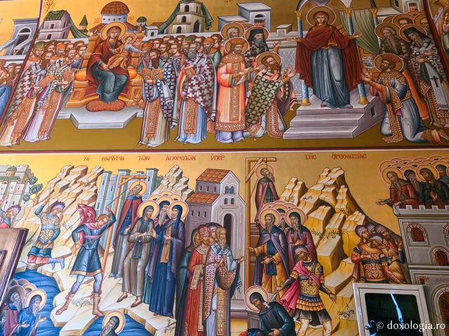 Clipe de răgaz în fața frescelor din biserica principală a Mănăstirii Sfântului Cuvios Sava cel Nou din Kalymnos
