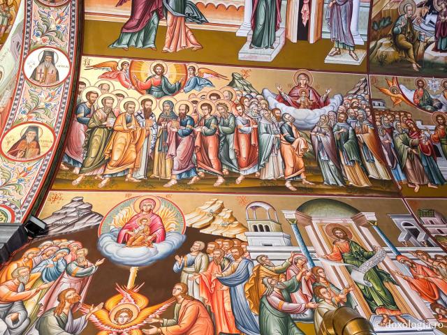 Clipe de răgaz în fața frescelor din biserica principală a Mănăstirii Sfântului Cuvios Sava cel Nou din Kalymnos