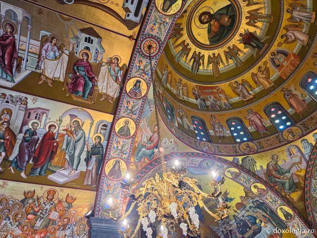 Clipe de răgaz în fața frescelor din biserica principală a Mănăstirii Sfântului Cuvios Sava cel Nou din Kalymnos
