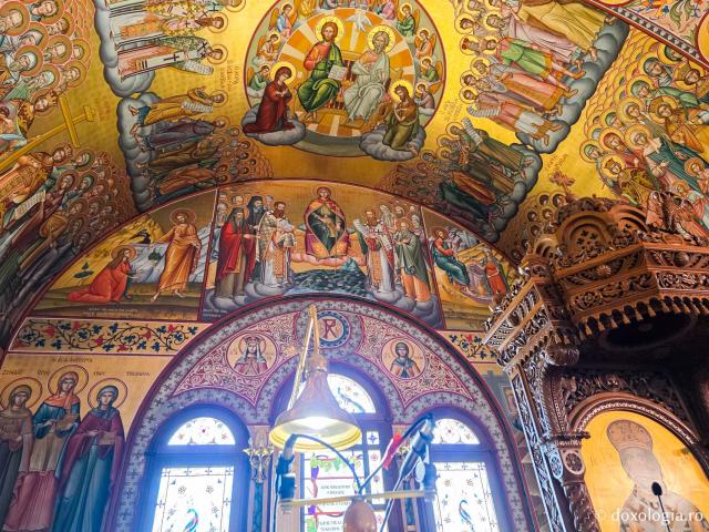 Clipe de răgaz în fața frescelor din biserica principală a Mănăstirii Sfântului Cuvios Sava cel Nou din Kalymnos