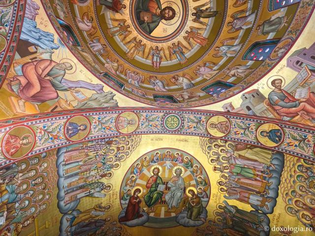 Clipe de răgaz în fața frescelor din biserica principală a Mănăstirii Sfântului Cuvios Sava cel Nou din Kalymnos