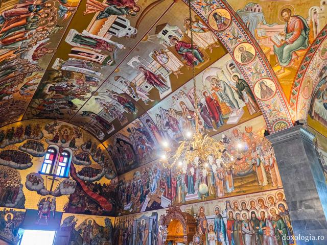 Clipe de răgaz în fața frescelor din biserica principală a Mănăstirii Sfântului Cuvios Sava cel Nou din Kalymnos