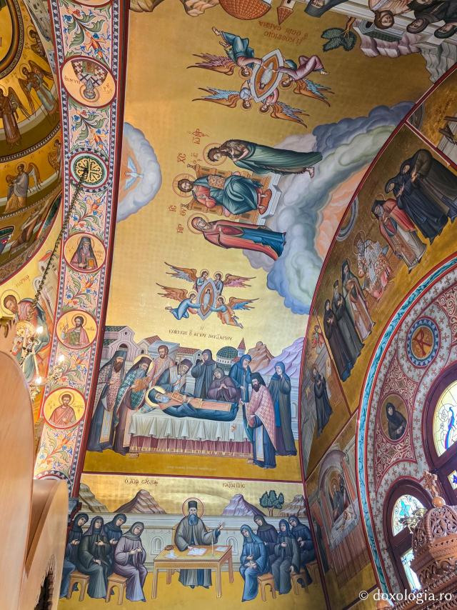 Clipe de răgaz în fața frescelor din biserica principală a Mănăstirii Sfântului Cuvios Sava cel Nou din Kalymnos