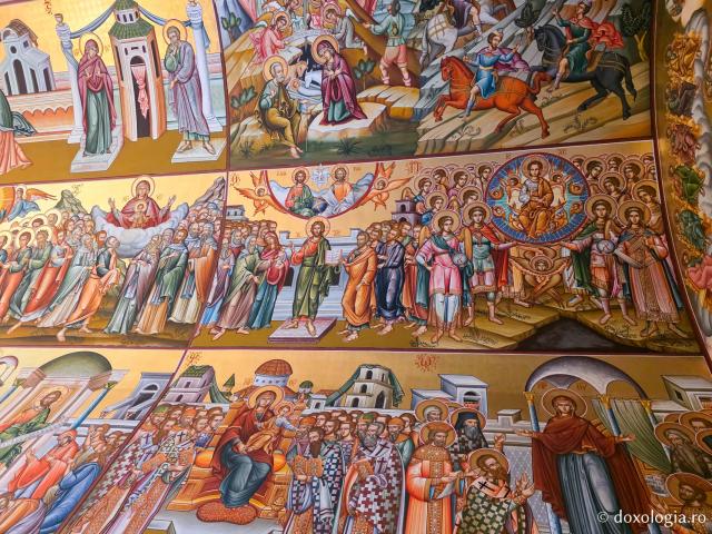 Clipe de răgaz în fața frescelor din biserica principală a Mănăstirii Sfântului Cuvios Sava cel Nou din Kalymnos