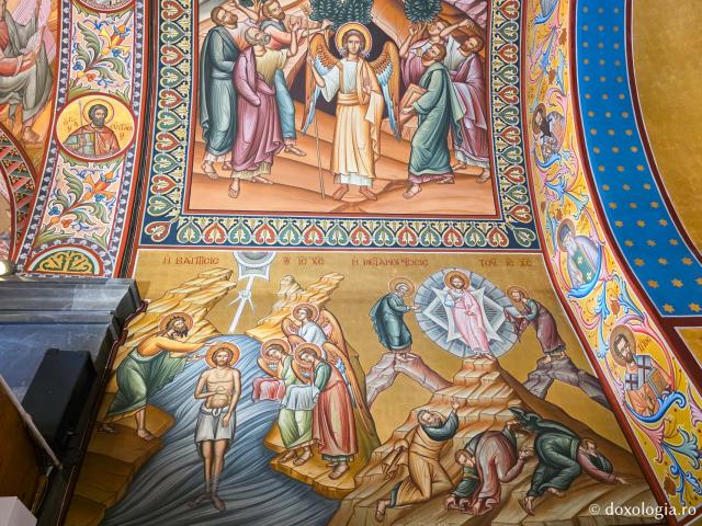 Clipe de răgaz în fața frescelor din biserica principală a Mănăstirii Sfântului Cuvios Sava cel Nou din Kalymnos