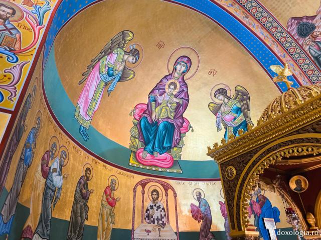Clipe de răgaz în fața frescelor din biserica principală a Mănăstirii Sfântului Cuvios Sava cel Nou din Kalymnos