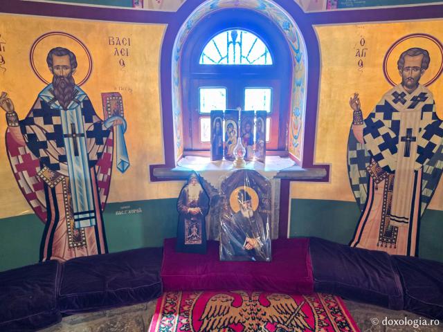 Clipe de răgaz în fața frescelor din biserica principală a Mănăstirii Sfântului Cuvios Sava cel Nou din Kalymnos