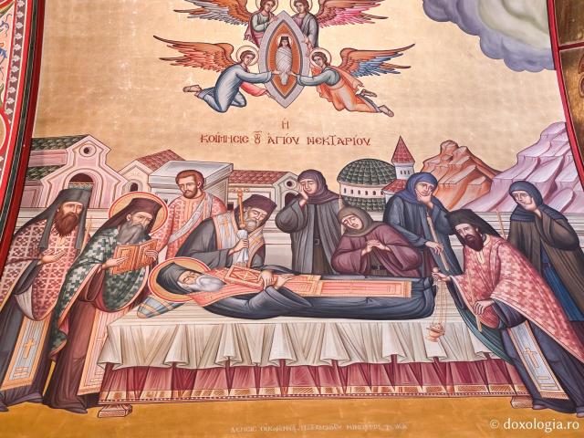 Clipe de răgaz în fața frescelor din biserica principală a Mănăstirii Sfântului Cuvios Sava cel Nou din Kalymnos