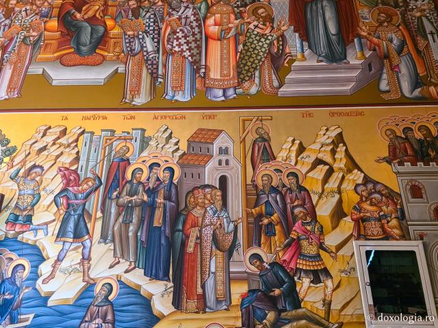 Clipe de răgaz în fața frescelor din biserica principală a Mănăstirii Sfântului Cuvios Sava cel Nou din Kalymnos