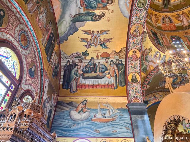 Clipe de răgaz în fața frescelor din biserica principală a Mănăstirii Sfântului Cuvios Sava cel Nou din Kalymnos