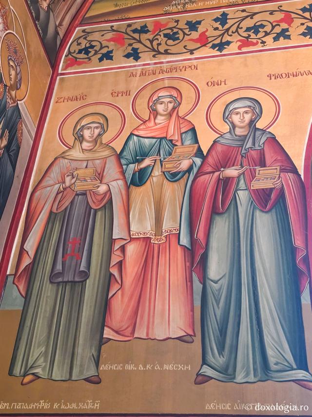 Clipe de răgaz în fața frescelor din biserica principală a Mănăstirii Sfântului Cuvios Sava cel Nou din Kalymnos