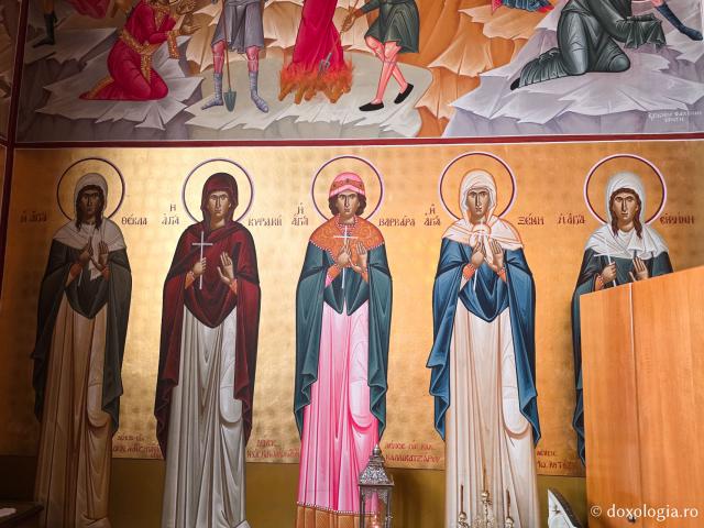 Clipe de răgaz în fața frescelor din biserica principală a Mănăstirii Sfântului Cuvios Sava cel Nou din Kalymnos