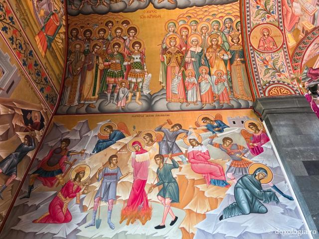 Clipe de răgaz în fața frescelor din biserica principală a Mănăstirii Sfântului Cuvios Sava cel Nou din Kalymnos