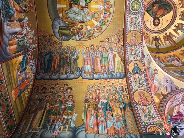 Clipe de răgaz în fața frescelor din biserica principală a Mănăstirii Sfântului Cuvios Sava cel Nou din Kalymnos