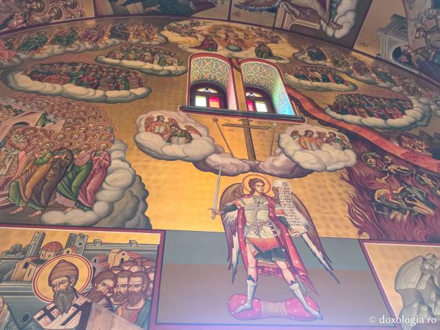 Clipe de răgaz în fața frescelor din biserica principală a Mănăstirii Sfântului Cuvios Sava cel Nou din Kalymnos