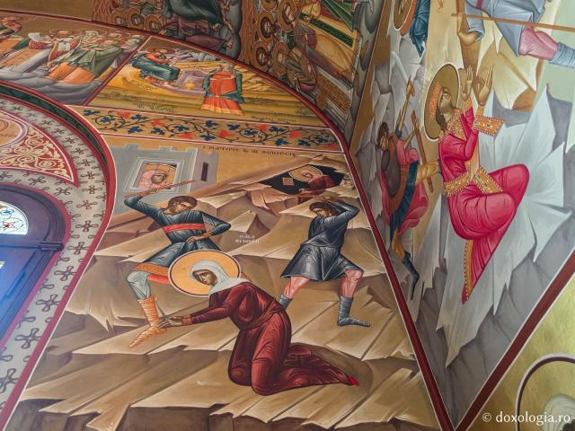 Clipe de răgaz în fața frescelor din biserica principală a Mănăstirii Sfântului Cuvios Sava cel Nou din Kalymnos