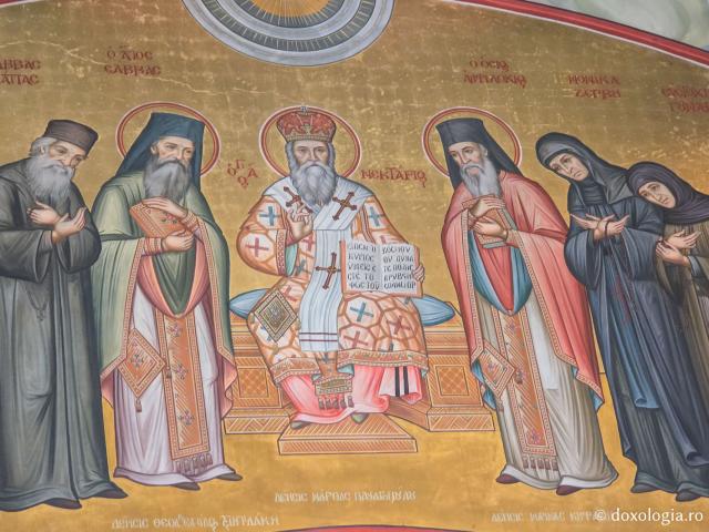 Sfântul Ierarh Nectarie cu ucenicii - Clipe de răgaz în fața frescelor din biserica principală a Mănăstirii Sfântului Cuvios Sava cel Nou din Kalymnos