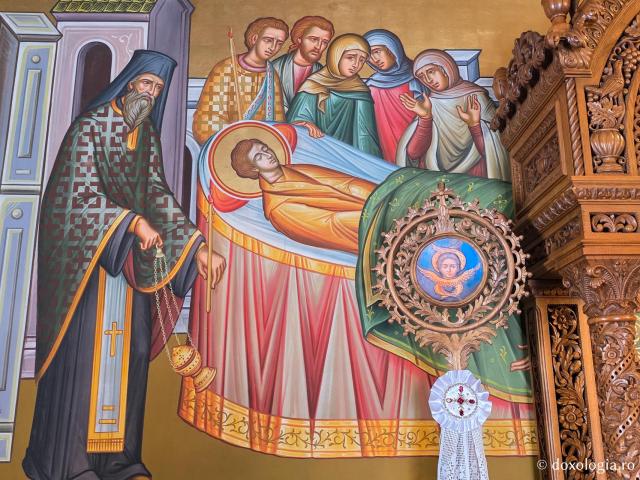 Clipe de răgaz în fața frescelor din biserica principală a Mănăstirii Sfântului Cuvios Sava cel Nou din Kalymnos