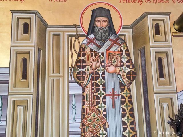 Clipe de răgaz în fața frescelor din biserica principală a Mănăstirii Sfântului Cuvios Sava cel Nou din Kalymnos