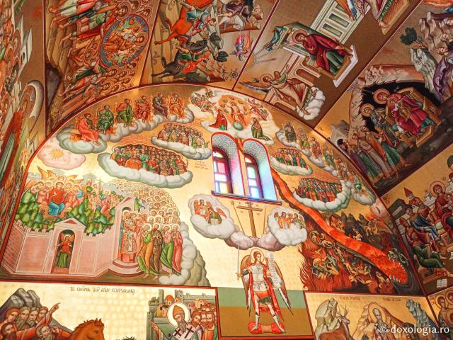 Clipe de răgaz în fața frescelor din biserica principală a Mănăstirii Sfântului Cuvios Sava cel Nou din Kalymnos