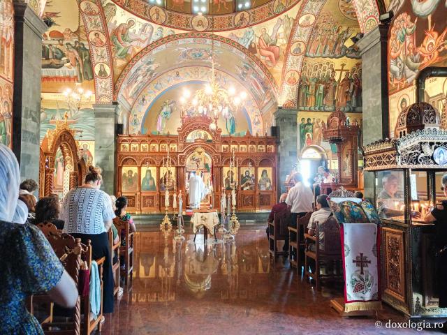 Clipe de răgaz în fața frescelor din biserica principală a Mănăstirii Sfântului Cuvios Sava cel Nou din Kalymnos