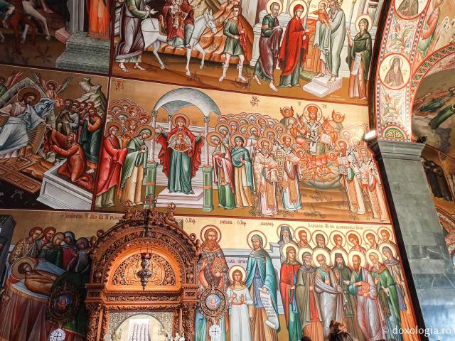 Clipe de răgaz în fața frescelor din biserica principală a Mănăstirii Sfântului Cuvios Sava cel Nou din Kalymnos