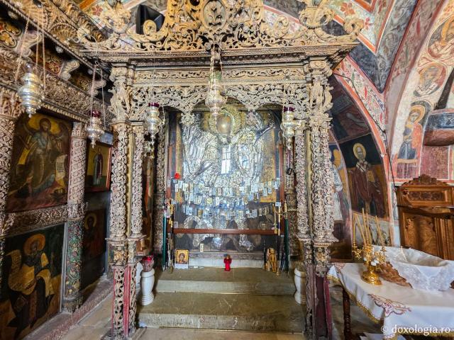 Pași de pelerin la Mănăstirea „Sfântul Arhanghel Mihail” Roukouniotis din Insula Symi / Foto: Magda Buftea Pași de pelerin la Mănăstirea „Sfântul Arhanghel Mihail” Roukouniotis din Insula Symi