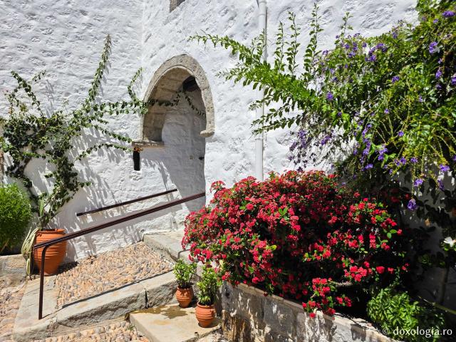 Mănăstirea „Izvorul Tămăduirii” din Patmos – locașul ce adăpostește Icoana cu trei ochi a Maicii Domnului „Eleusa” / Foto: Magda Buftea Mănăstirea „Izvorul Tămăduirii” din Patmos – locașul ce adăpostește Icoana cu trei ochi a Maicii Domnului „Eleusa”