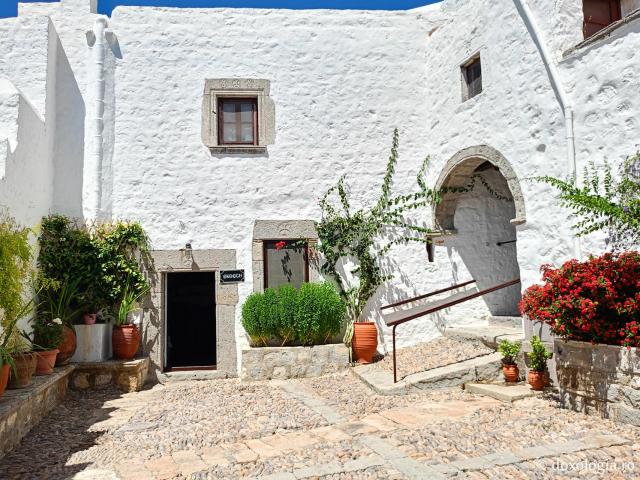 Mănăstirea „Izvorul Tămăduirii” din Patmos – locașul ce adăpostește Icoana cu trei ochi a Maicii Domnului „Eleusa”