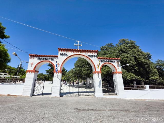 Mănăstirea „Panaghia Tsambika” (Kato sau „Tsambika de jos”) – locașul ce deține o icoană făcătoare de minuni a Maicii Domnului