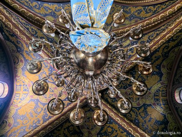 Mănăstirea „Panaghia Tsambika” (Kato sau „Tsambika de jos”) – locașul ce deține o icoană făcătoare de minuni a Maicii Domnului