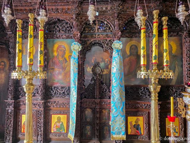 Mănăstirea „Panaghia Tsambika” (Kato sau „Tsambika de jos”) – locașul ce deține o icoană făcătoare de minuni a Maicii Domnului