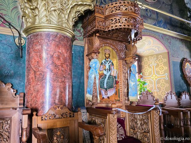 Mănăstirea „Panaghia Tsambika” (Kato sau „Tsambika de jos”) – locașul ce deține o icoană făcătoare de minuni a Maicii Domnului