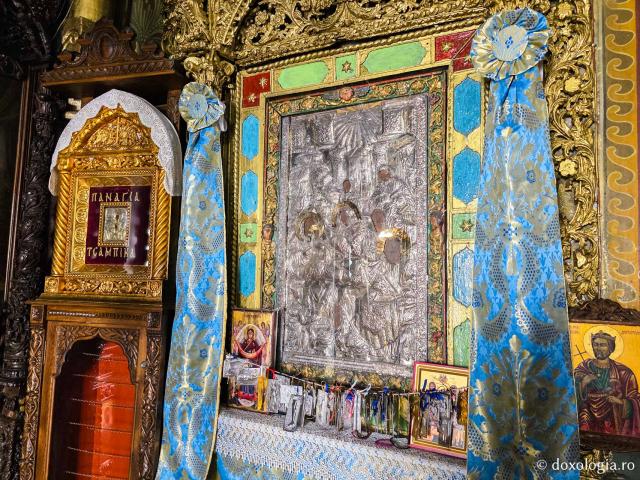 Mănăstirea „Panaghia Tsambika” (Kato sau „Tsambika de jos”) – locașul ce deține o icoană făcătoare de minuni a Maicii Domnului