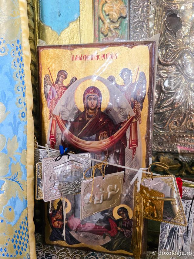 Mănăstirea „Panaghia Tsambika” (Kato sau „Tsambika de jos”) – locașul ce deține o icoană făcătoare de minuni a Maicii Domnului