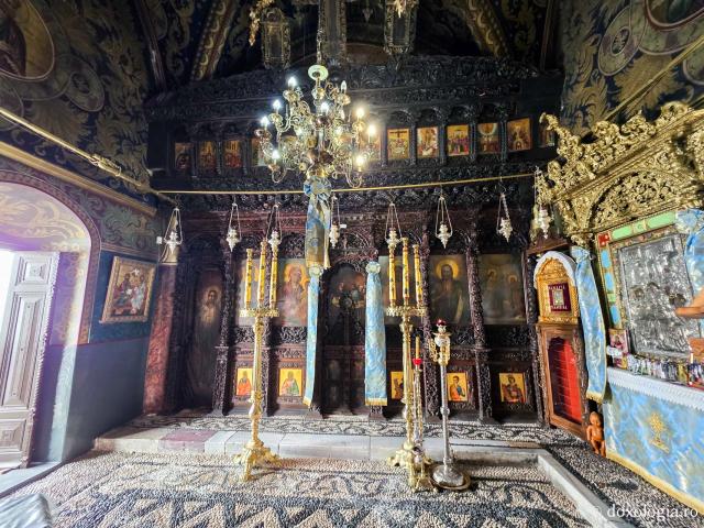 Mănăstirea „Panaghia Tsambika” (Kato sau „Tsambika de jos”) – locașul ce deține o icoană făcătoare de minuni a Maicii Domnului