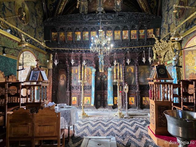 Mănăstirea „Panaghia Tsambika” (Kato sau „Tsambika de jos”) – locașul ce deține o icoană făcătoare de minuni a Maicii Domnului