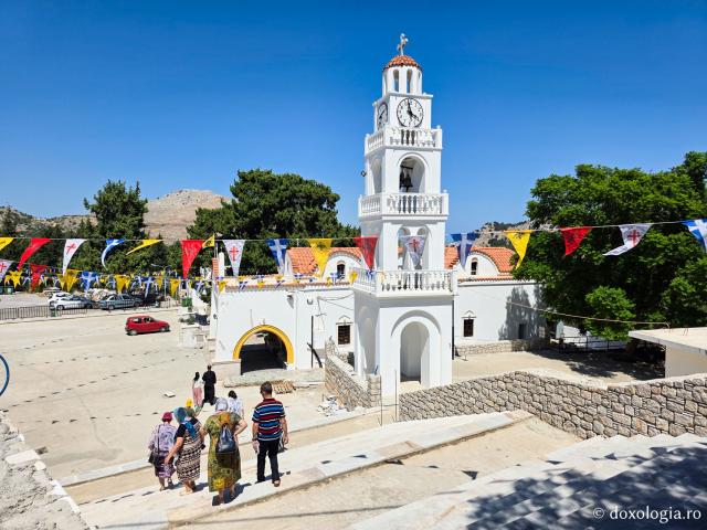 Mănăstirea „Panaghia Tsambika” (Kato sau „Tsambika de jos”) – locașul ce deține o icoană făcătoare de minuni a Maicii Domnului