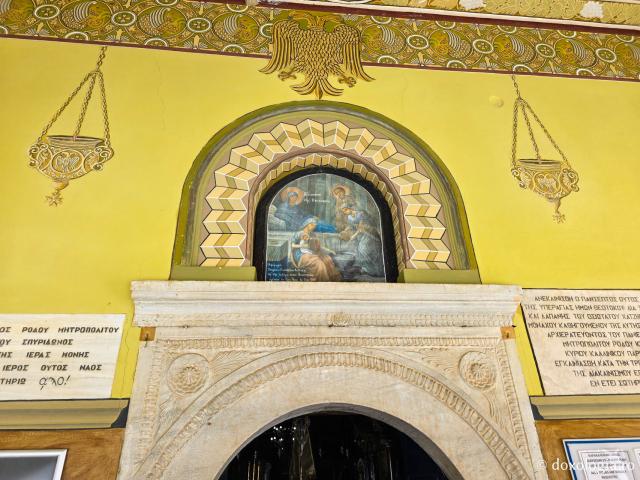 Mănăstirea „Panaghia Tsambika” (Kato sau „Tsambika de jos”) – locașul ce deține o icoană făcătoare de minuni a Maicii Domnului