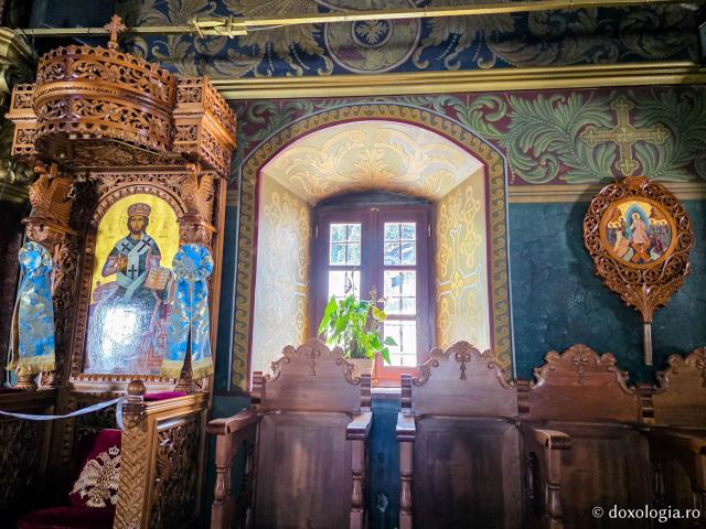 Mănăstirea „Panaghia Tsambika” (Kato sau „Tsambika de jos”) – locașul ce deține o icoană făcătoare de minuni a Maicii Domnului