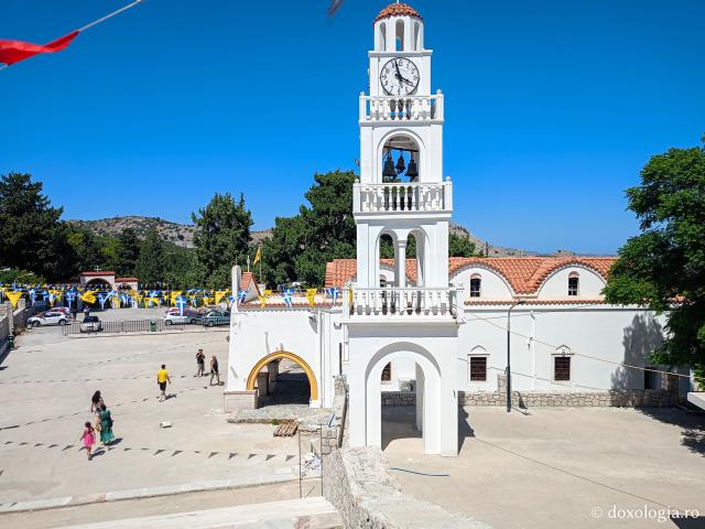 Mănăstirea „Panaghia Tsambika” (Kato sau „Tsambika de jos”) – locașul ce deține o icoană făcătoare de minuni a Maicii Domnului