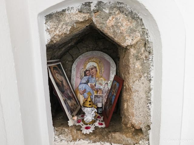 Pași de pelerin la Mănăstirea „Panaghia Tsambika” din Rodos, mănăstirea cea veche sau „Tsambika de sus”