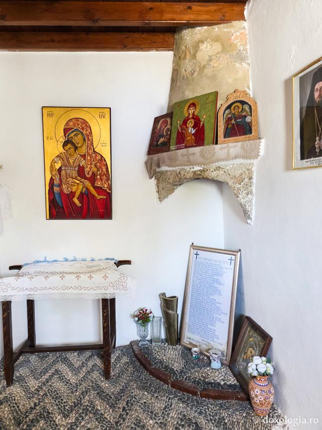 Pași de pelerin la Mănăstirea „Panaghia Tsambika” din Rodos, mănăstirea cea veche sau „Tsambika de sus”
