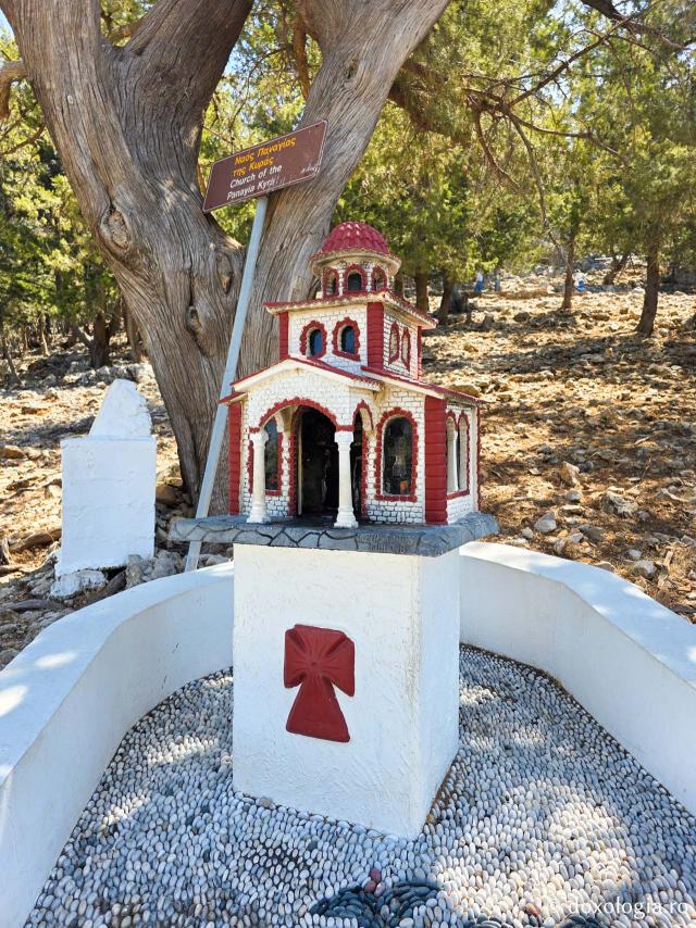 Pași de pelerin la Mănăstirea „Panaghia Tsambika” din Rodos, mănăstirea cea veche sau „Tsambika de sus”