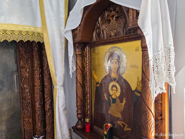 Pași de pelerin la Mănăstirea „Panaghia Tsambika” din Rodos, mănăstirea cea veche sau „Tsambika de sus”