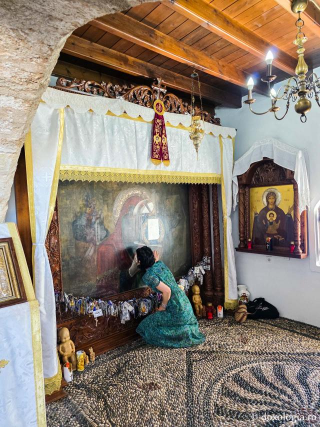 Pași de pelerin la Mănăstirea „Panaghia Tsambika” din Rodos, mănăstirea cea veche sau „Tsambika de sus”