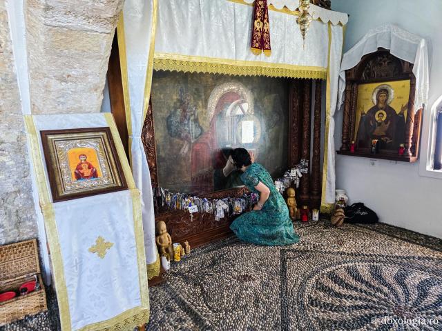 Pași de pelerin la Mănăstirea „Panaghia Tsambika” din Rodos, mănăstirea cea veche sau „Tsambika de sus”