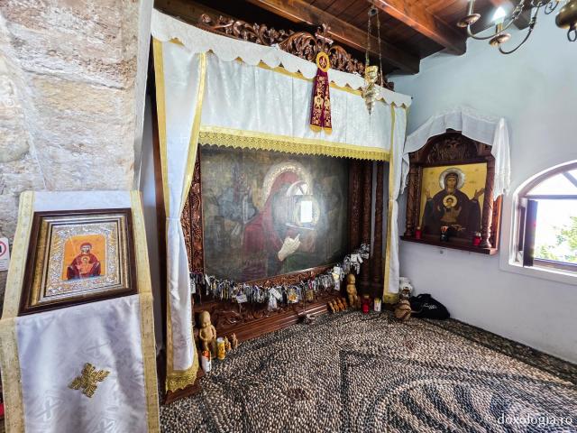 Pași de pelerin la Mănăstirea „Panaghia Tsambika” din Rodos, mănăstirea cea veche sau „Tsambika de sus”