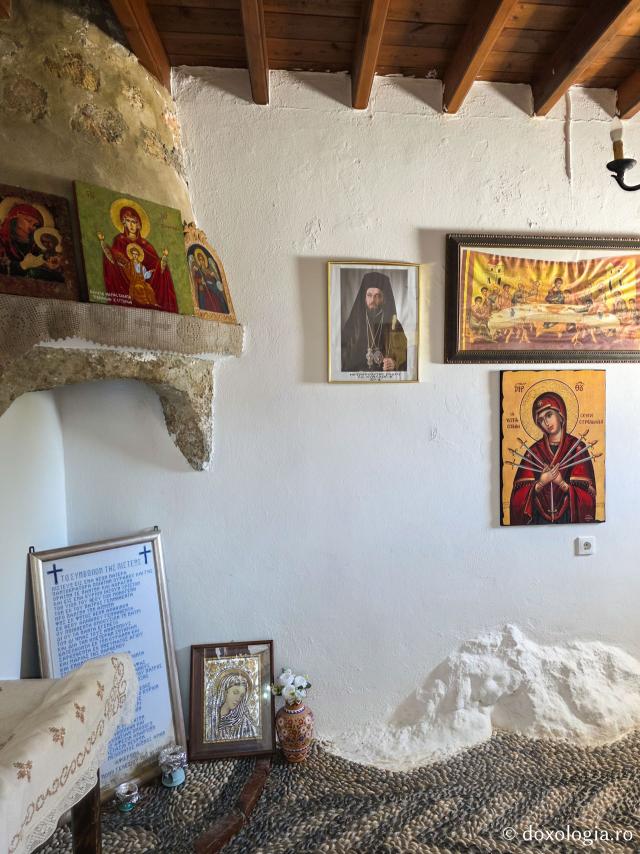 Pași de pelerin la Mănăstirea „Panaghia Tsambika” din Rodos, mănăstirea cea veche sau „Tsambika de sus”
