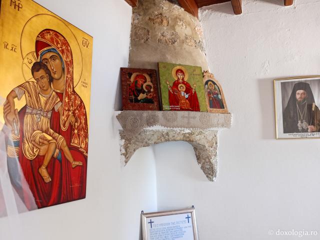 Pași de pelerin la Mănăstirea „Panaghia Tsambika” din Rodos, mănăstirea cea veche sau „Tsambika de sus”